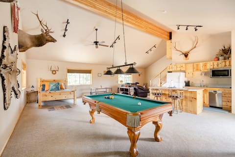 Forested Custom Built W/Mt view, Hot Tub, Wildlife