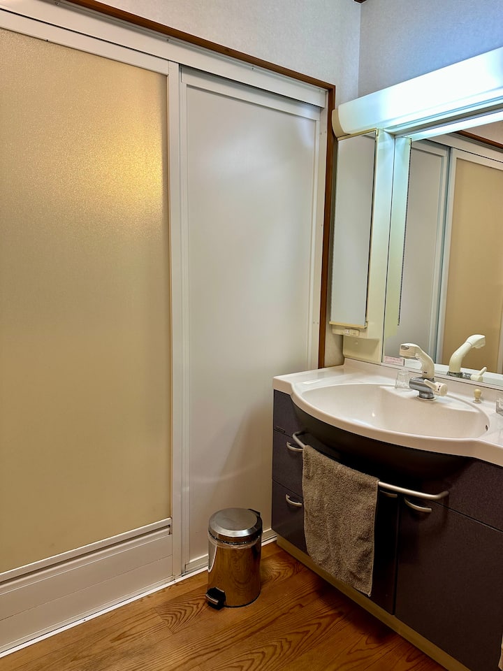 洗面所：
タオルはフェイスタオル、バスタオル共に十分な枚数をご用意しております。歯ブラシ、寝巻きはお持ちください。
洗濯機はありますが、乾燥機はありません。家の西側（屋外）に物干場があります。