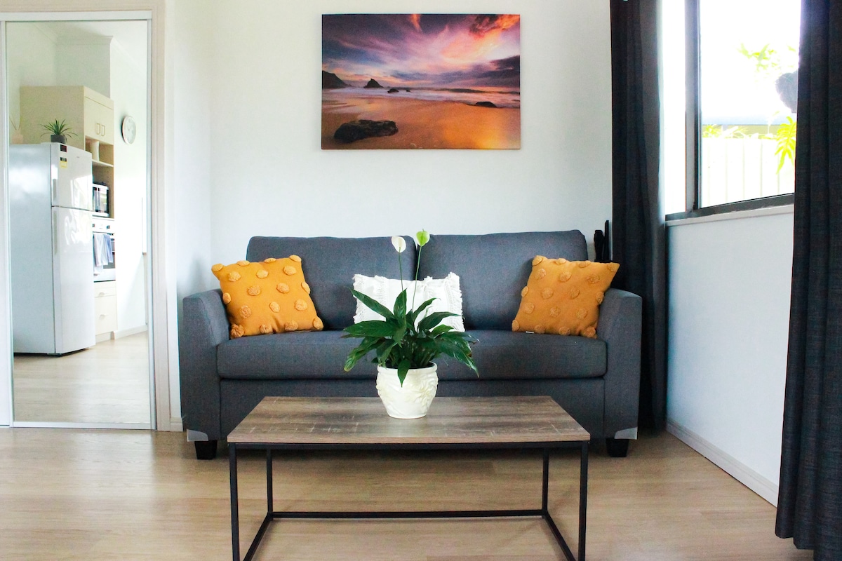 Sofá de calidad completamente nuevo para relajarse en un espacio encantador y espacioso.