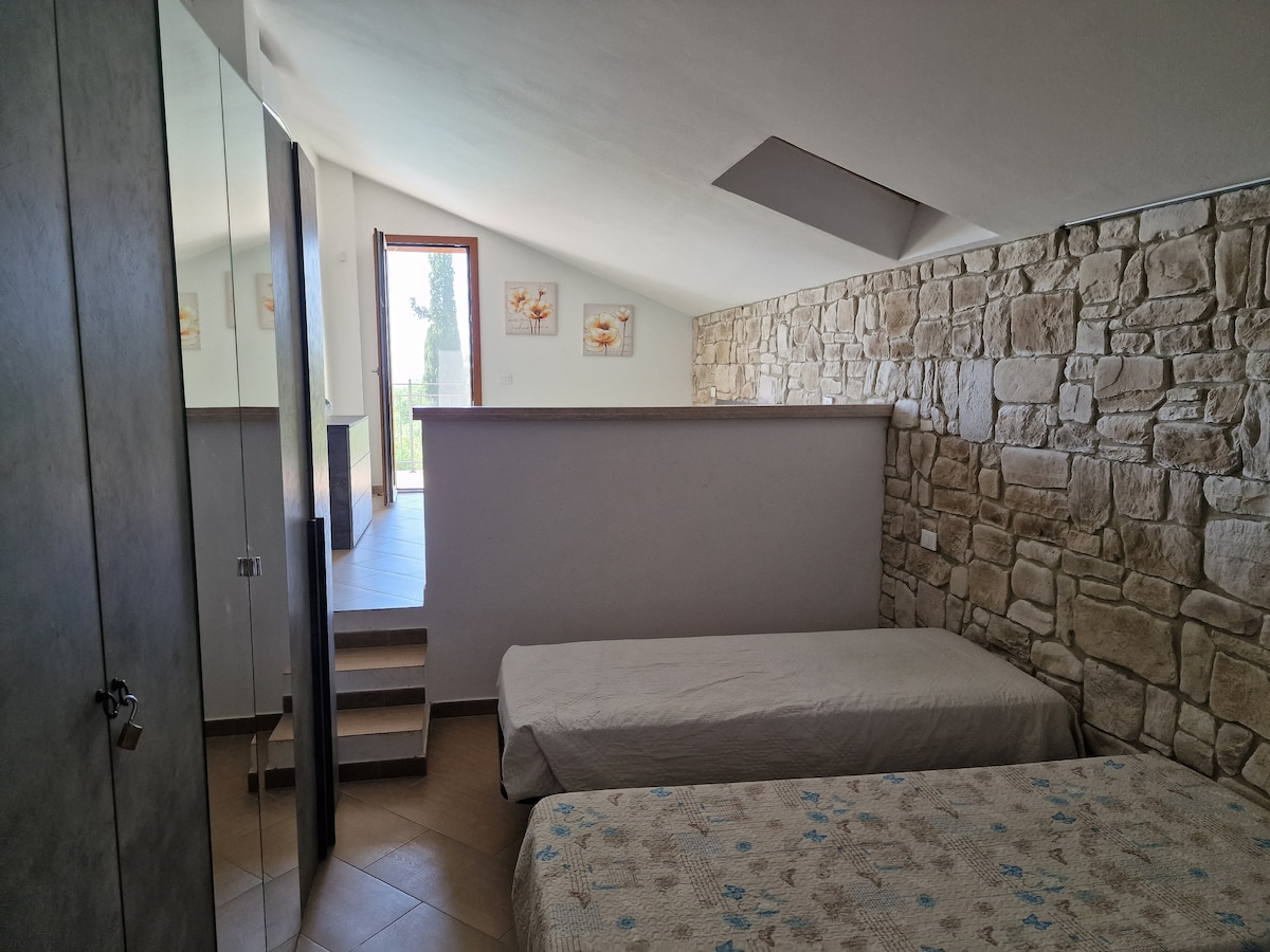 Dvokrevetna soba + 2 kreveta za jednu osobu 