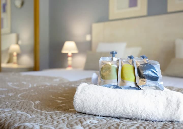 Обезбеден е шампон, гел за туширање