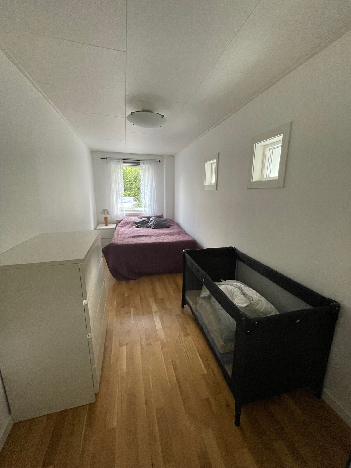 Chumba cha 3 cha kulala, kuna kitanda cha kusafiri kwa ajili ya watoto 