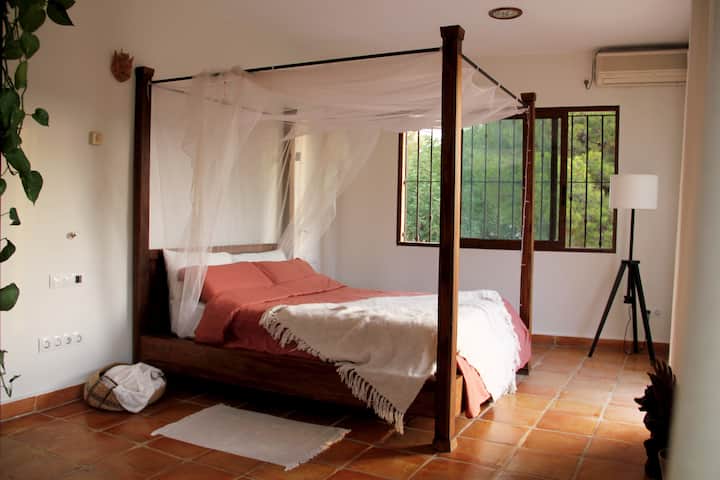 ห้องพักขนาดใหญ่พร้อมเตียงควีนไซส์พร้อมระเบียงและวิวภูเขา