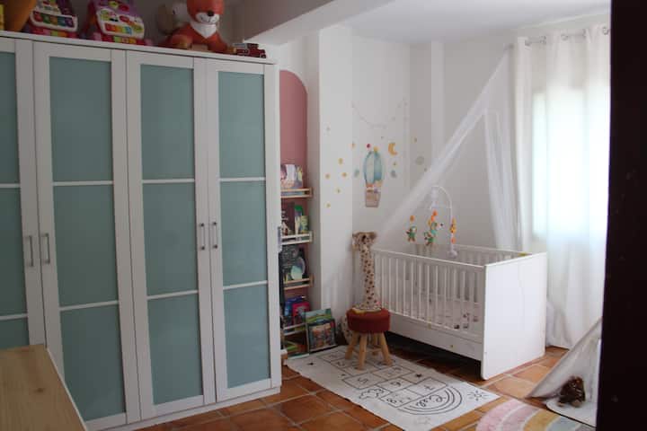 ห้องพักรองพร้อมเตียงเด็กอ่อนเตียงแยกหรือเตียงควีนไซส์