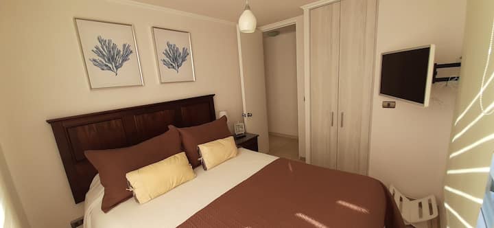 Მთავარი საძინებელი შუქდიოდური 32" და შესასვლელი კარადა.