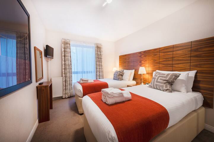 Comfort 3 Bedroom Apartment by Mansley gallery image 5