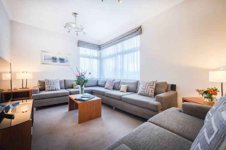 Comfort 3 Bedroom Apartment by Mansley