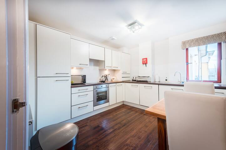 Comfort 3 Bedroom Apartment by Mansley gallery image 2