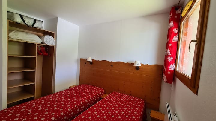 Спалнята с две единични легла и гардероба ...