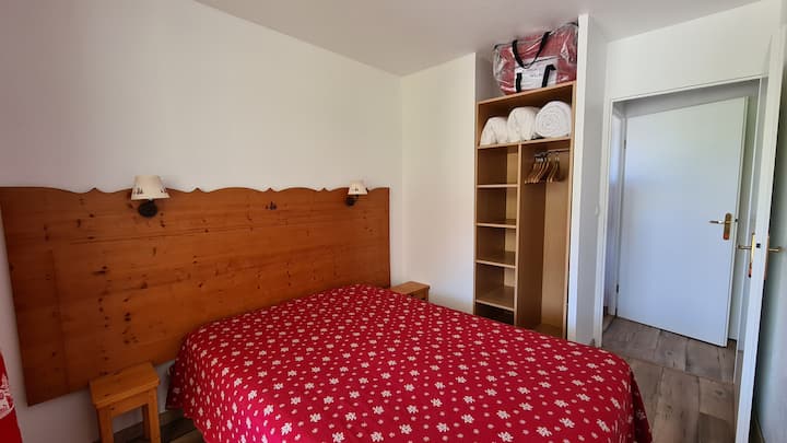 Главната спалня със своето 140 легло и гардероб ...