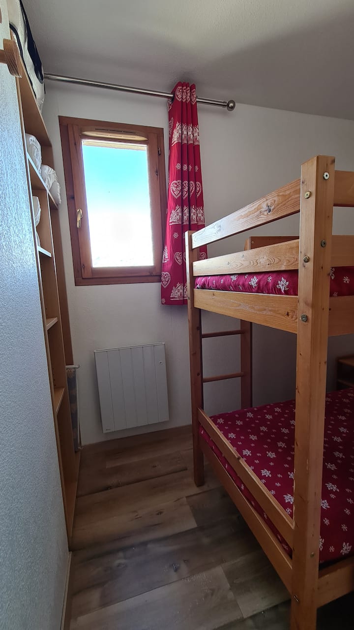 Планинският ъгъл, двуетажното легло и гардероба ...