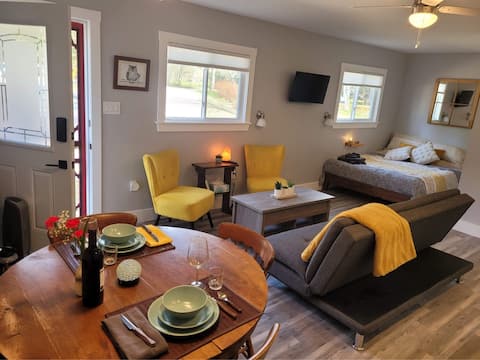 Spruce Cove Guesthouse secluded escape on bay