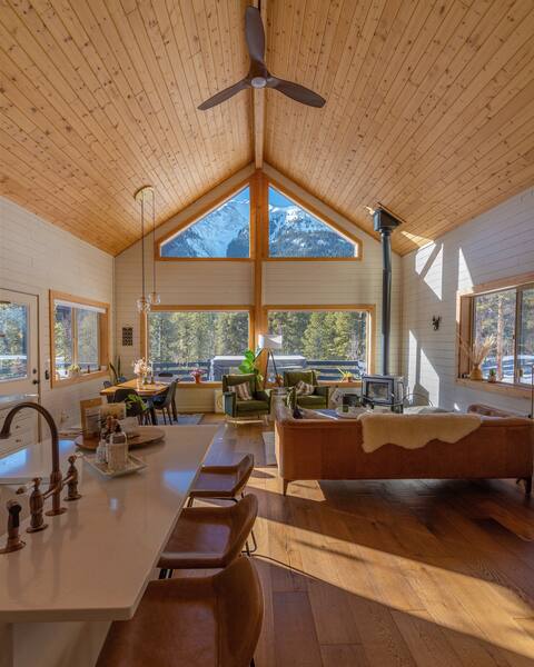 Alpenglow Cabin soaring mountains + dreamy hot tub
