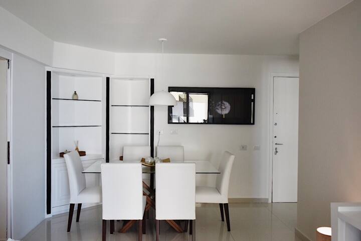 Flat espaçoso e renovado na praia com vista do mar gallery image 3