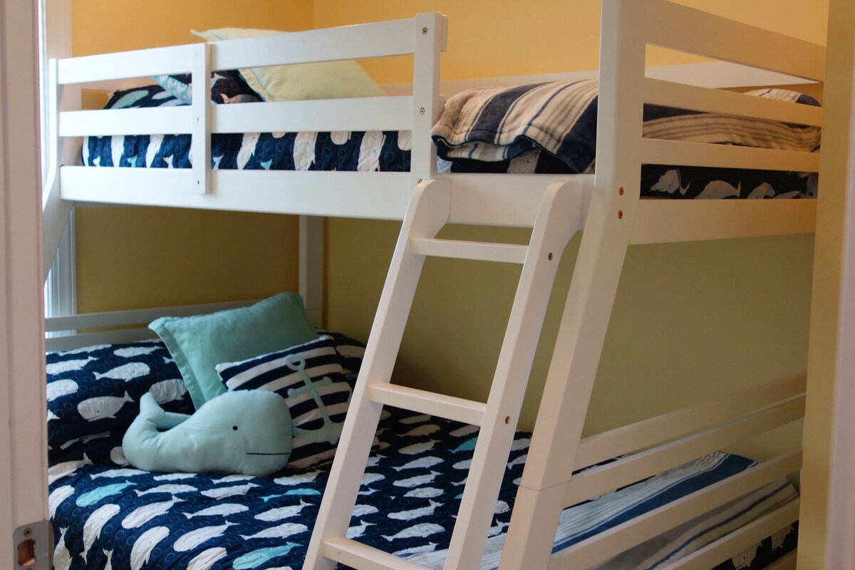 Bunkbed full size on bottom Twin on top