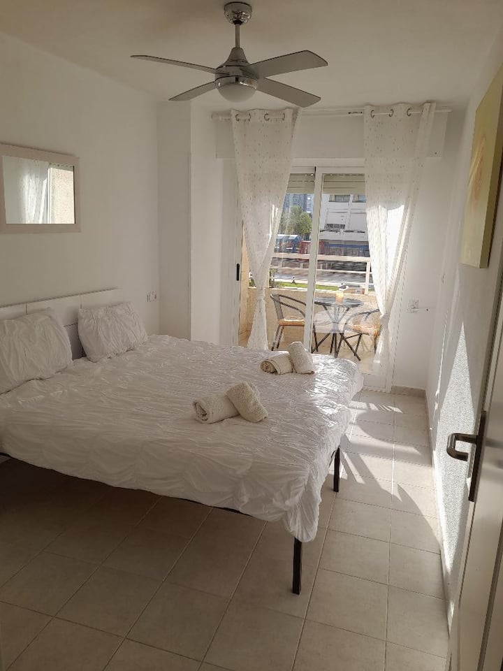 双人卧室，可俯瞰泳池