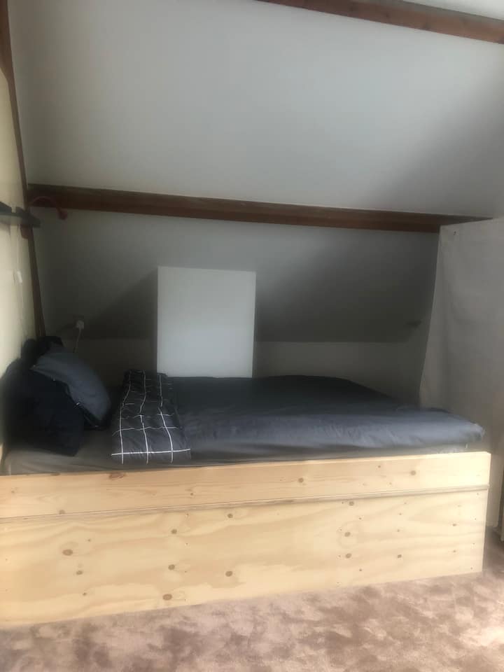 lugar acogedor para dormir con espacio de almacenamiento simple