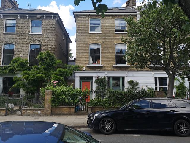 Camden Large Victorian Villa with tree house