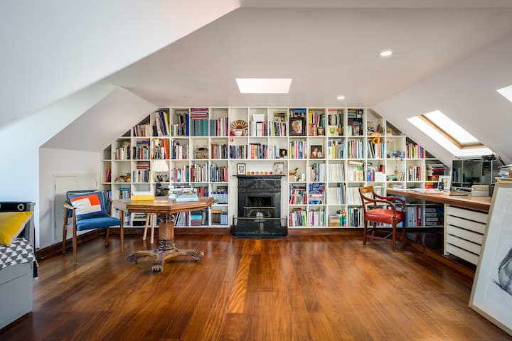 სტუდიო - სამუშაო სივრცე და საძინებელი 4 ერთდღიანი საწოლით, რომელიც შეიძლება შედგებოდეს სუპერთასის ორადგილიანად