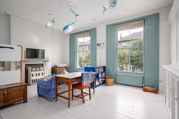 საბავშვო ოთახი ორსართულიანი საწოლებით