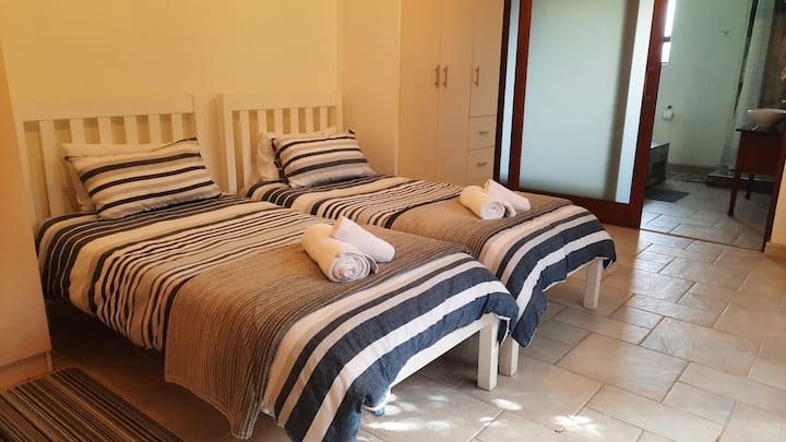 Chumba cha kulala 4. Vitanda viwili vya mtu mmoja. 