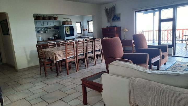 Meza ya chumba cha kulia inakaa watu 12 