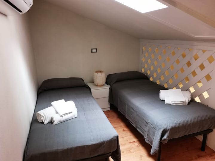 Dhomë gjumi me dy krevate tek