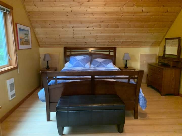 Step Free, Private master bedroom Vaulted Ceiling overlooking oceanview. Desk, linens included, towels Queen sized bed for your comfort. Extra mattress and linen to lay on floor for kids if needed.  Free Laundry located in foyer downstairs.