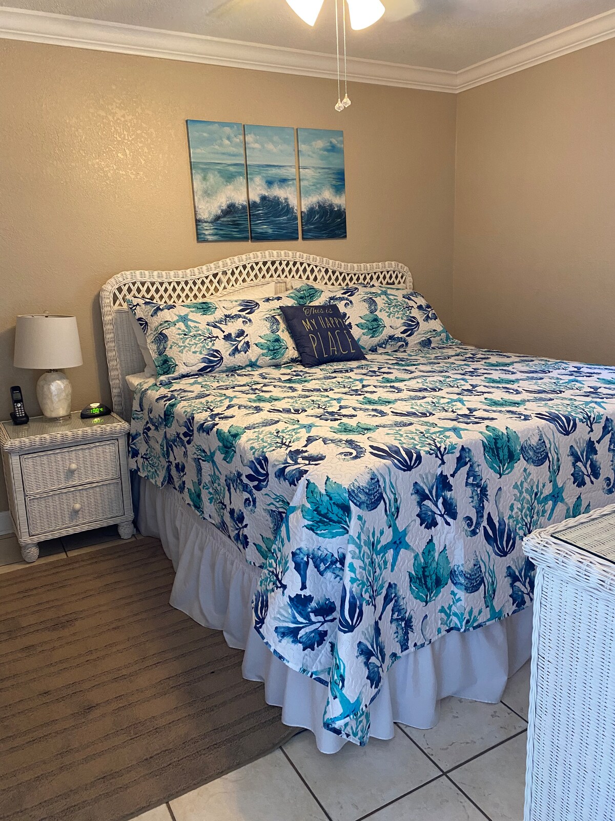 חדר שינה ראשי - מיטת קינג סייז.