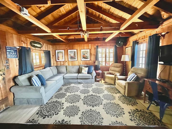 LIVING ROOM WITH PULL OUT COUCH (QUEEN BED) AND TWO SITTING CHAIRS