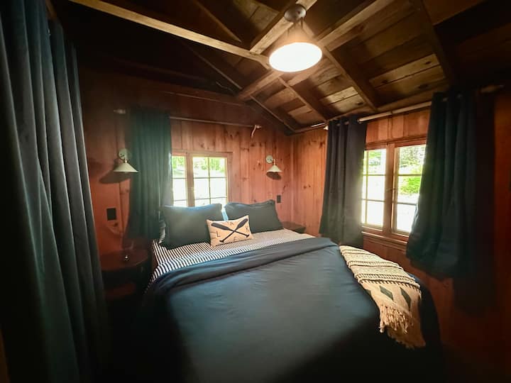 MASTER BEDROOOM WITH QUEEN