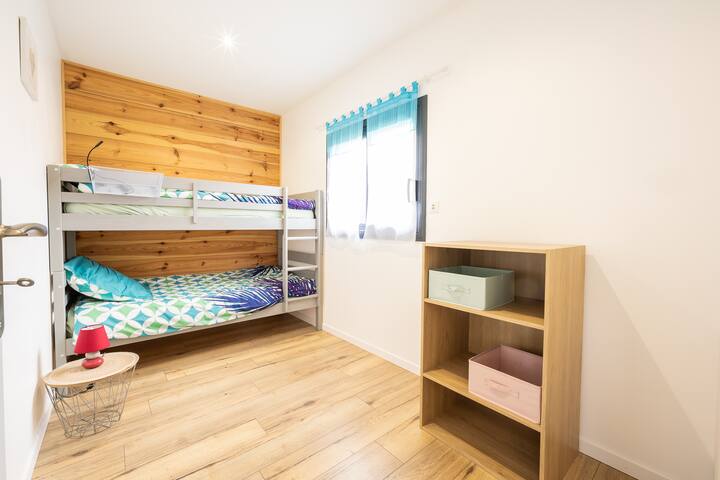 儿童房配备双层床