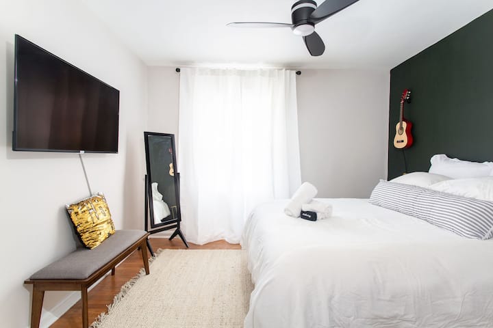 يحتوي التلفزيون في غرفة النوم وغرفة المعيشة على جميع خدمات البث التي تحتاجها. لا توجد أي قنوات محلية لمشاهدتها... ولكن لماذا تريد أن تفعل ذلك عندما يكون لديك الكثير مما يمكنك القيام به بالقرب من هنا.