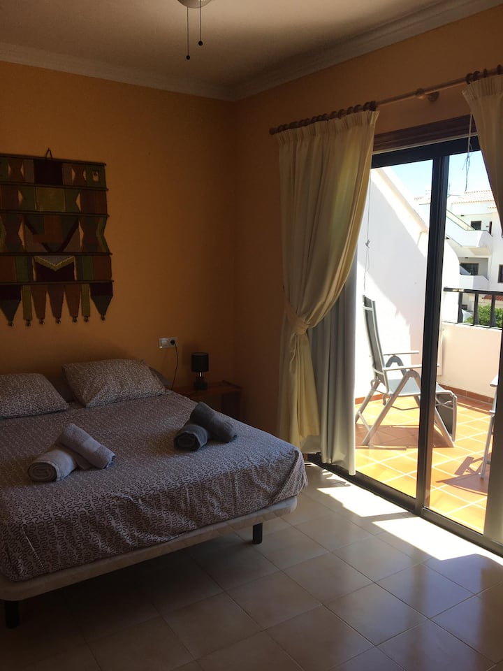 Spavaća soba s bračnim krevetom i pogledom na terasu