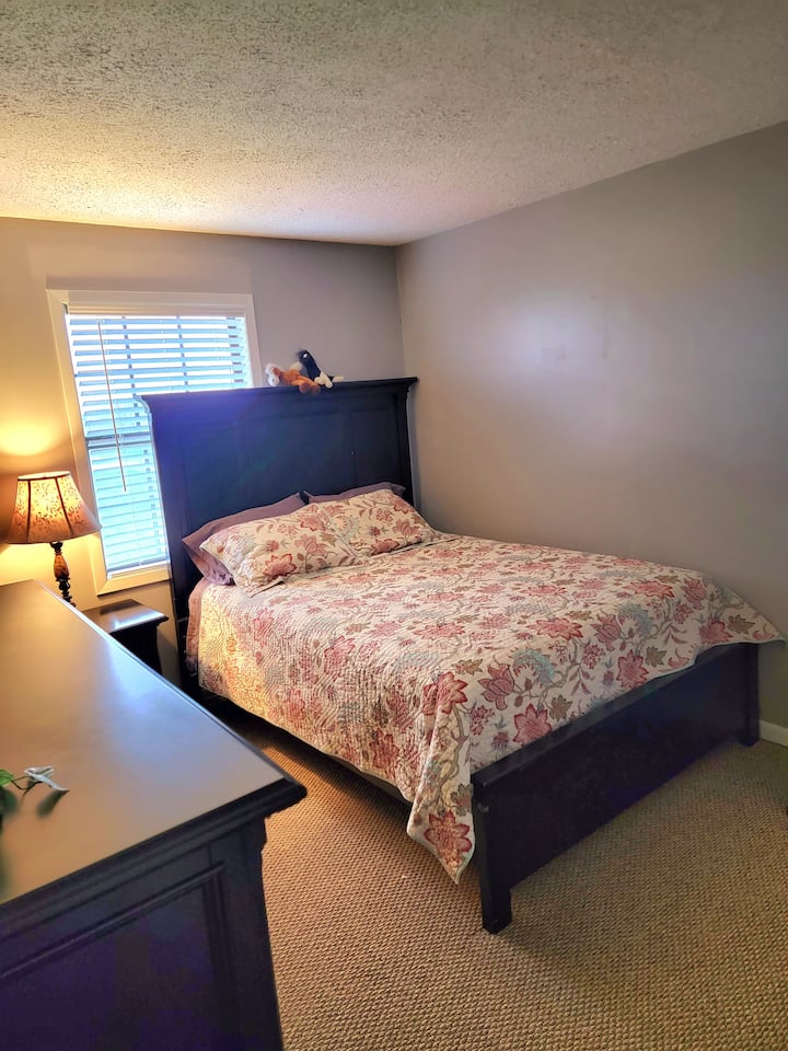 ห้องนอนเตียงควีนไซส์