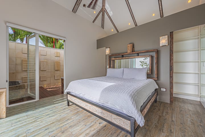 - Master Bedroom  na bafu la nje -