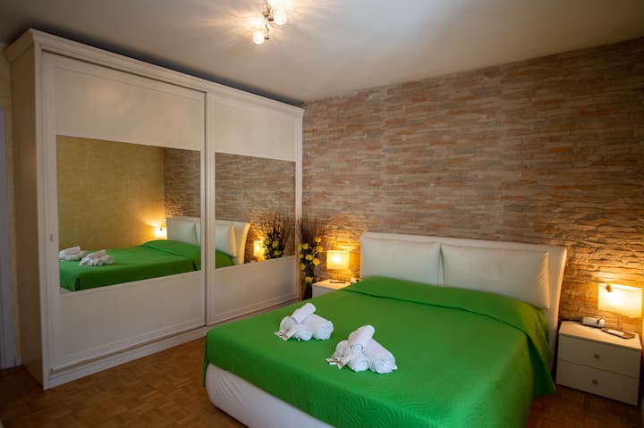 Habitación doble con pared de piedra