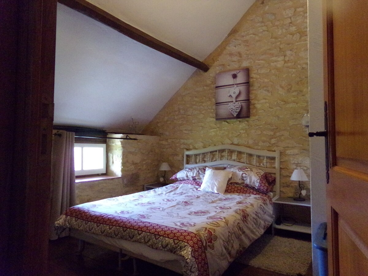 tweepersoonskamer met ingebouwde kasten