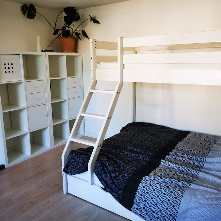 Chumba cha kulala kwenye ghorofa ya chini na kitanda kimoja na kitanda cha watu wawili