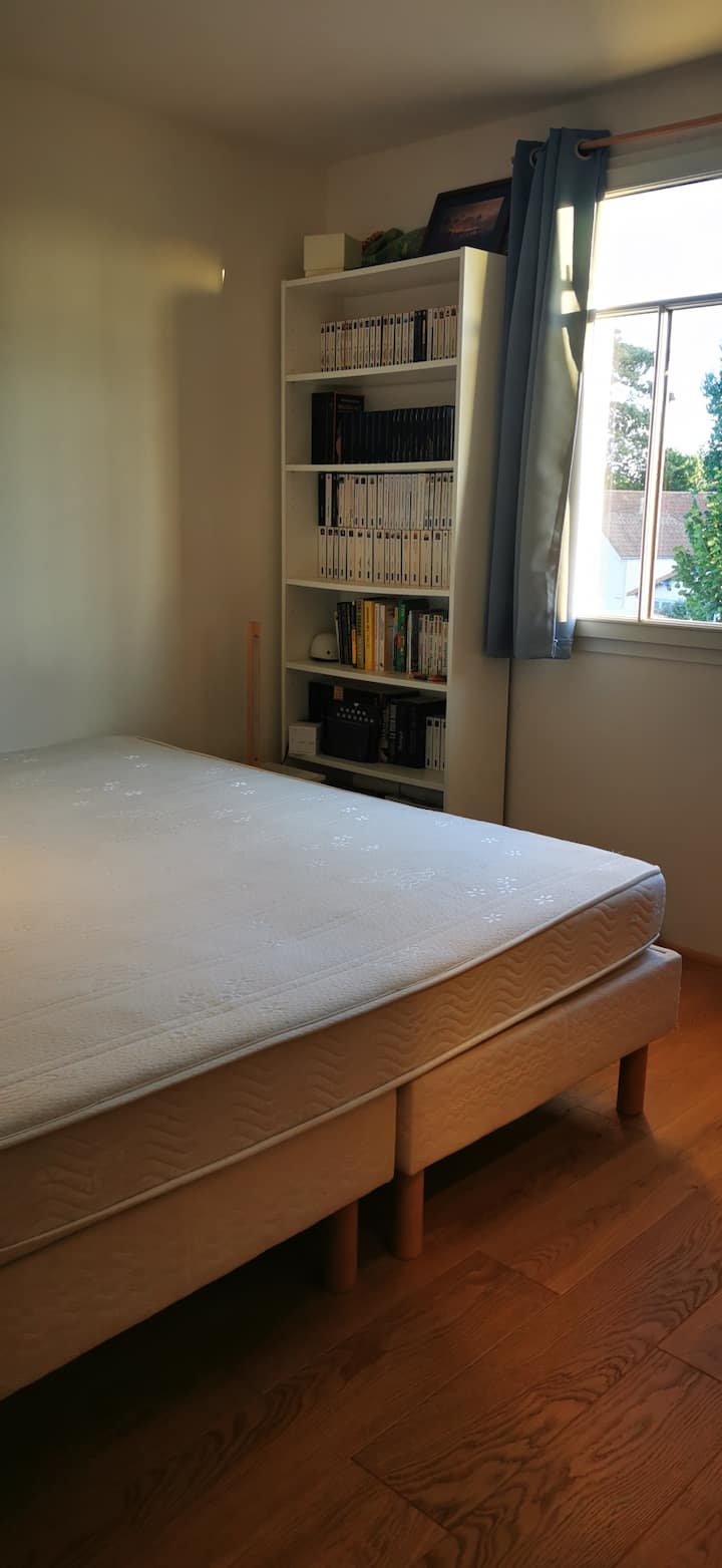 Chumba cha kulala kilicho na kitanda cha ukubwa wa king