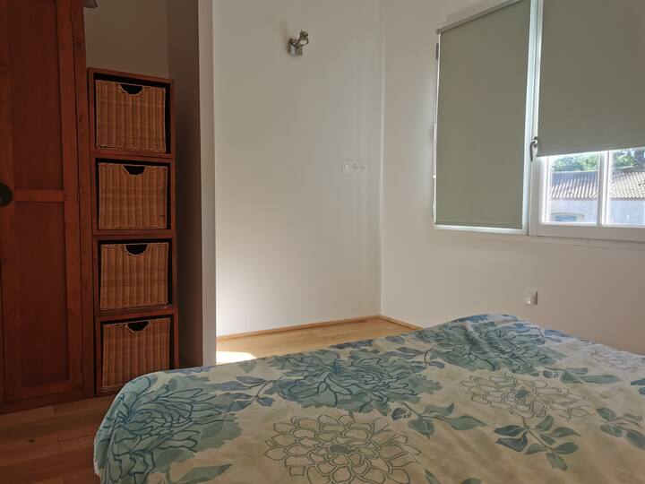 Moja ya vyumba vya kulala vilivyo na kitanda cha watu wawili