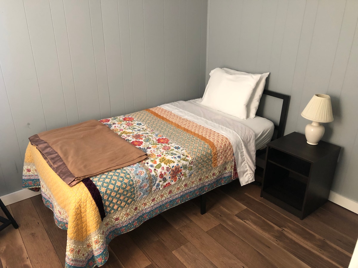 غرفة النوم 2*
سرير مزدوج
*الوصول من خلال غرفة النوم 1*