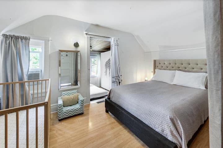 นี่เป็นห้องนอนที่ใหญ่ที่สุดที่ยังเข้าถึงห้องนอนที่เล็กที่สุดที่มีเตียงนอนเล่น หากต้องการเข้าถึงห้องที่เล็กที่สุดคุณต้องผ่านห้องนี้ 