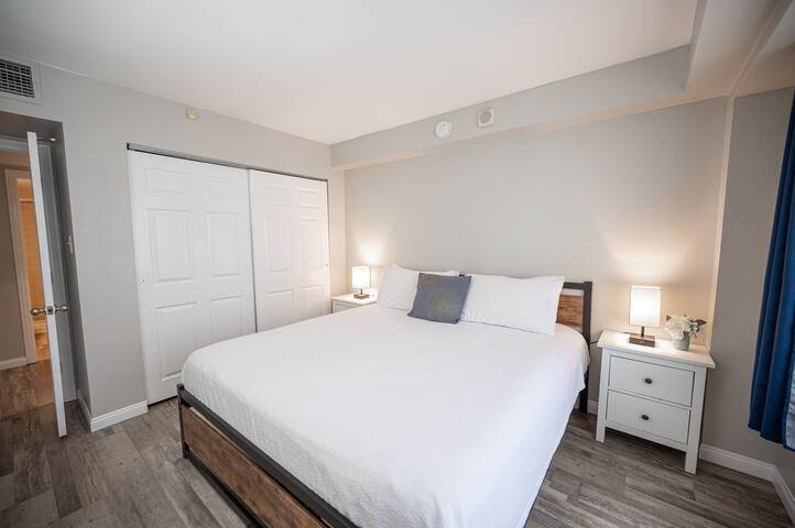 Stay together on the strip – 2 bedroom condo gallery image 5