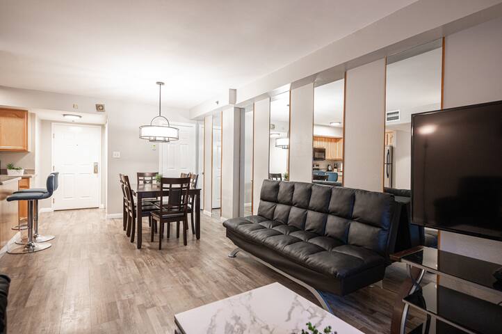 Stay together on the strip – 2 bedroom condo gallery image 4