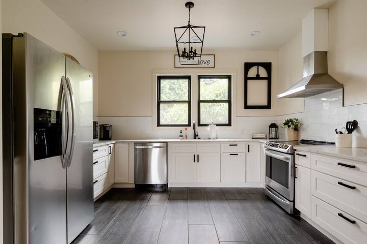 4BR Farmhouse | Remodeled • Ideal for Groups