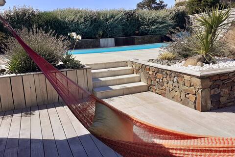 House with pool and direct access to Beach