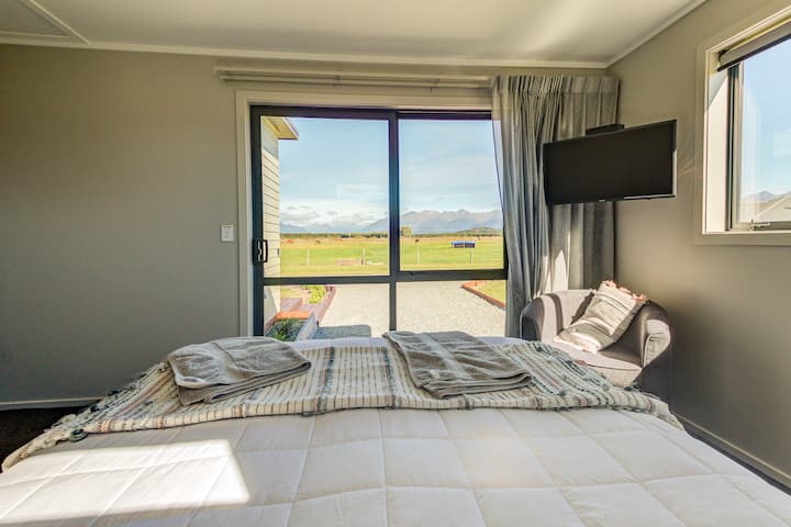 ห้องนอนใหญ่/เตียงควีนไซส์