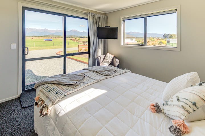 ห้องนอนใหญ่/เตียงควีนไซส์