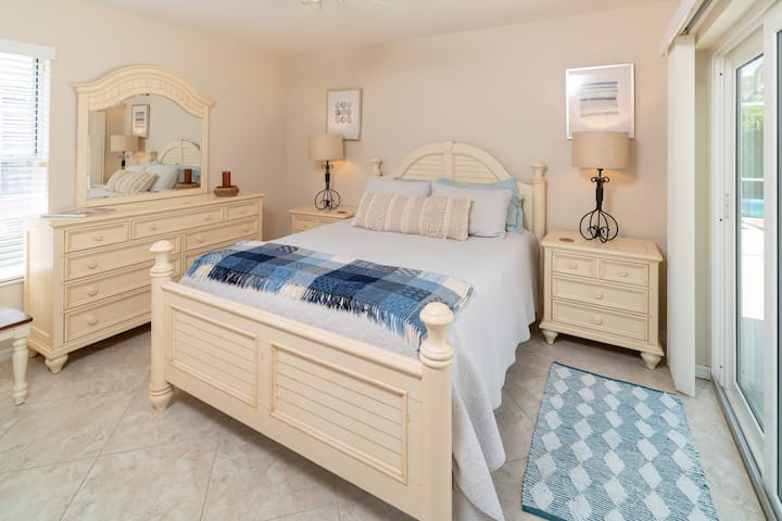 Spálňa s manželskou posteľou Queen pre